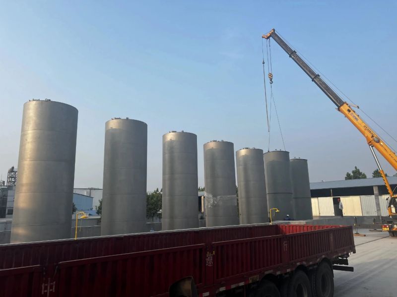 河南新鄉(xiāng)出發(fā)安裝40m3不銹鋼儲罐 ，表面噴砂處理